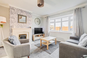 Comfy and freshly redecorated home by Our Home Short Stays close to town centre with free parking